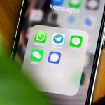 Ein Handy, auf dem Messaging Apps zu sehen sind
