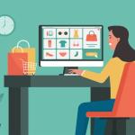 Eine Frau sitzt vor einem PC auf dem eine Ecommerce Software zu sehen ist