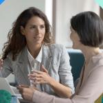 ein Vergütungsmanager, der einem Vertriebsmitarbeiter Vergütungsänderungen mitteilt