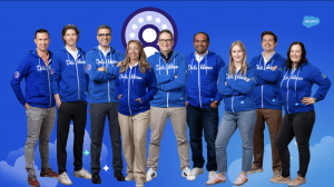 Mehrere Personen in Datablazer Hoodies vor einem blauen Hintergrund