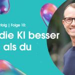Podcast-Gast: Sebastian Dettmers von Stepstone - Mann mit Brille, stehend, lachend