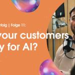 Podcast-Gast: Dominique Gilles - 1 Mann im Gespräch, sitzend, lachend mit Mikrofon