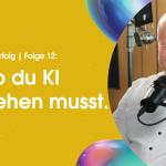 Podcast-Gast: Hendrik Adam (DIA) - Mann mit Glatze und Brille, sitzt hinter einem Mikrofon und lacht