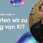 Podcast-Gast: Alexander Dogariu von Mercedes - Mann vollem Haar, sitzt lachend hinter einem Mikrofon