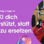 Podcast-Gast: Philip Vospeter von MHP - Mann lichetem Haar, rotem Polo-Hemd, lachend hinter Mikrofon, im Gespräch