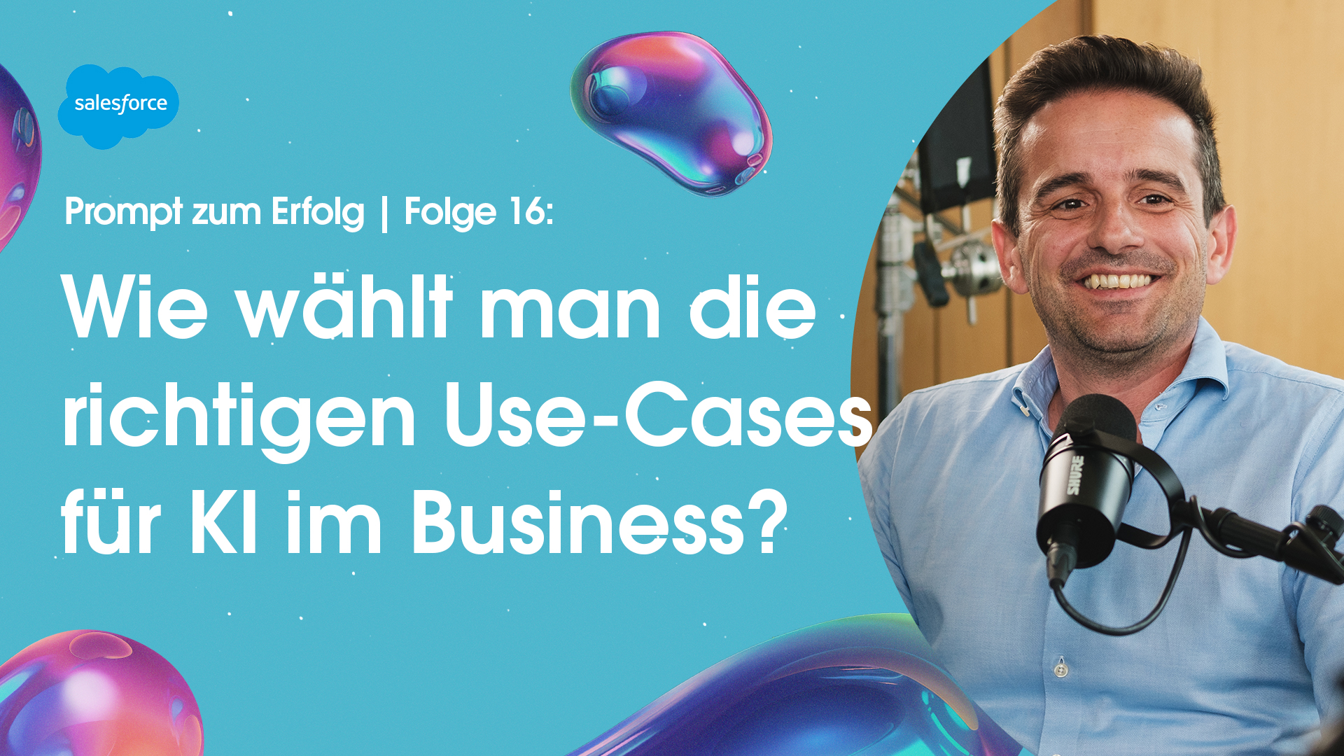 Podcast-Gast: Florin Pinte-Landgraf - Mann mit dunklen Haaren, lachend, im Gespräch, hinter Mikrofon