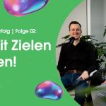 2 Männer (Dominik Lawatsch & Markus Spillner von adesso) mit Mikrofon im Gespräch