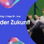 Podcast-Gast: Richard Socher - 2 Männer im Gespräch, sitzend mit Mikrofon