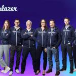 Mehrere Personen in Agentblazer Hoodies vor einem lilafarbenen Hintergrund