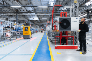 Das Bild zeigt eine Produktionshalle für Wärmepumpen