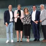 Equipo de Salesforce recibiendo en premio Alares
