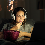 Chica viendo contenido en streaming