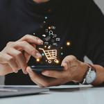 Hombre realizando una compra online