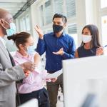 un equipo de personas dialogando