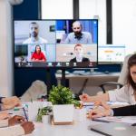 Personas en la oficina durante una reunión en Zoom