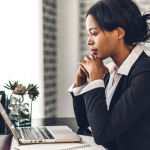 Profesional revisando en contenido de la pantalla de un portátil