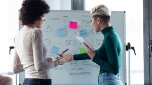 Dos profesionales analizando posibles formas de optimizar su estrategia SEO