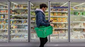 Persona haciendo la compra en un supermercado