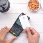 Pagar un café con tarjeta de crédito