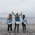 3 mujeres alzando los brazos