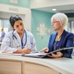 Un médico en un hospital repasa un plan de tratamiento con una paciente / estrategias de personalización de la atención sanitaria.