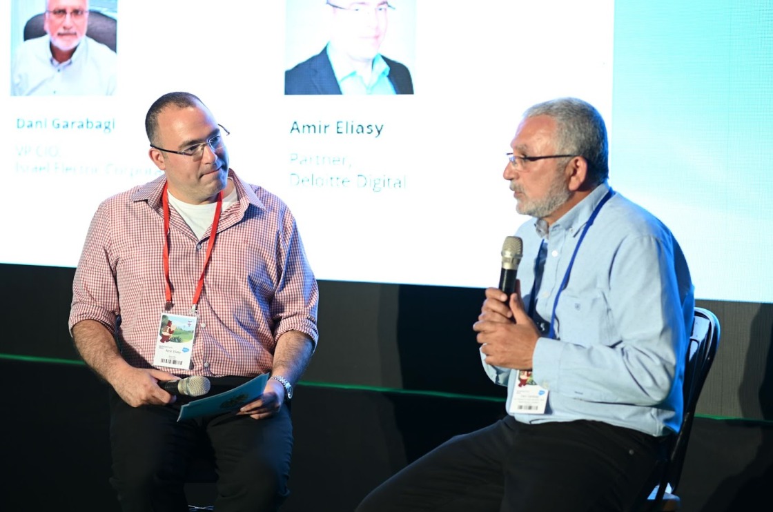 מימין לשמאל: דני גרהבגי, סמנכ"ל מערכות מידע בחברת החשמל, אמיר אליאסי, שותף ב-Deloitte Digital