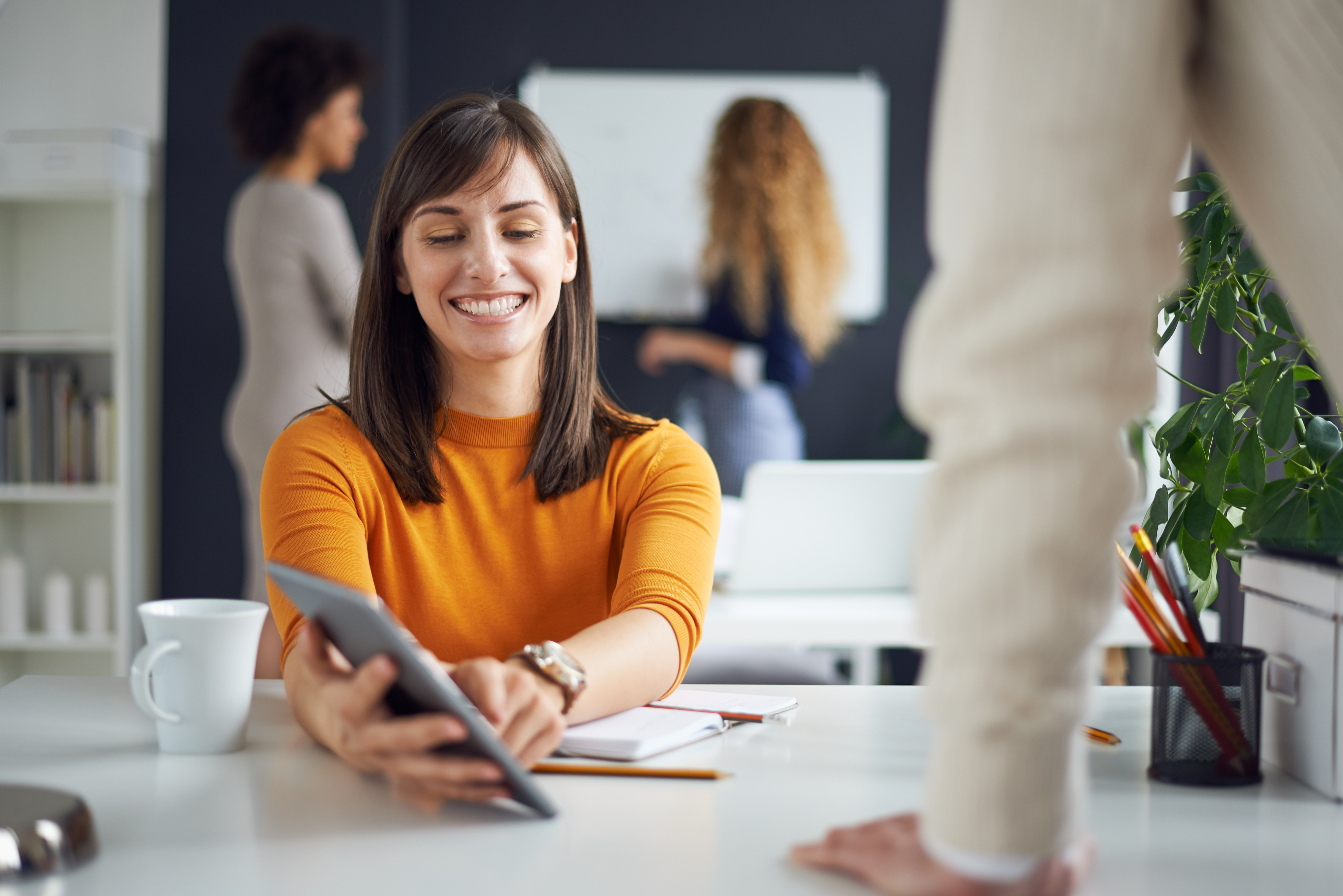 אשה מצביעה על טאבלט