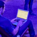 Nella foto: un uomo parla con un bot da un laptop