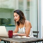 Una donna è seduta di fronte a un computer