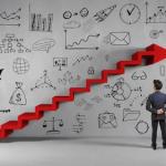 Un uomo è in piedi girato di spalle e guarda degli scalini rossi che salgono davanti a una parete con raffigurati dei grafici