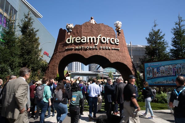 Dreamforce arch welcomes attendees