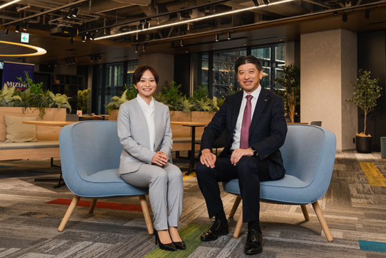 写真：みずほフィナンシャルグループ グループ執行役員 堀内大輔氏、ノンフィクションライター 酒井真弓氏