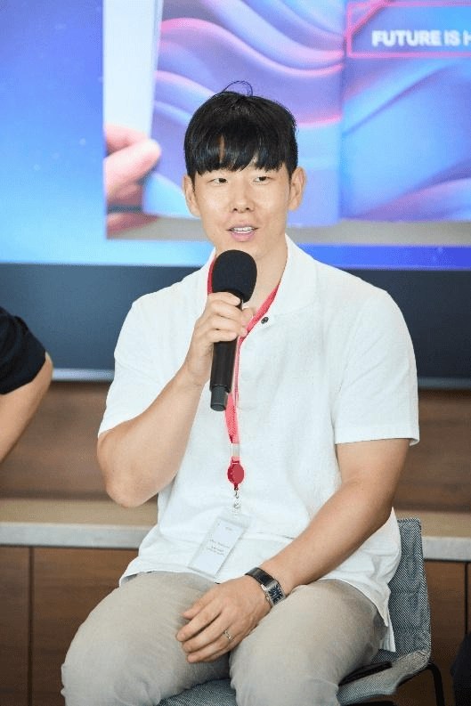 저자 김현조가 마이크에 말하고 있는 이미지