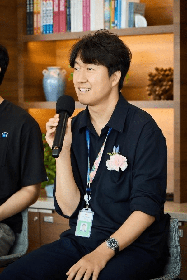 저자 김현조가 마이크에 말하고 있는 이미지