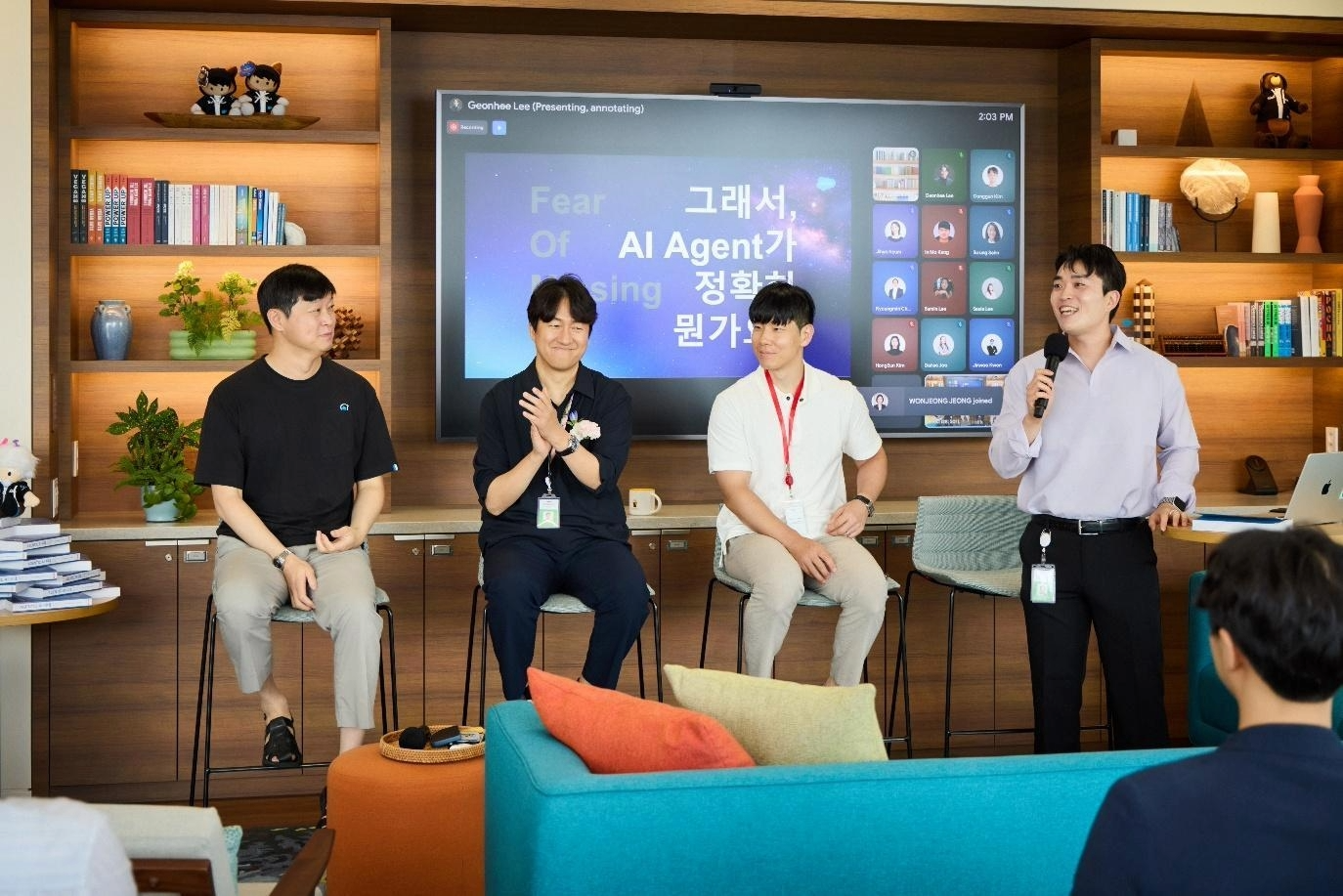 책 저자를 소개하는 장면의 이미지