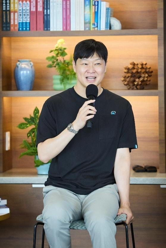 저자 문준식이 마이크에 말하고 있는 이미지