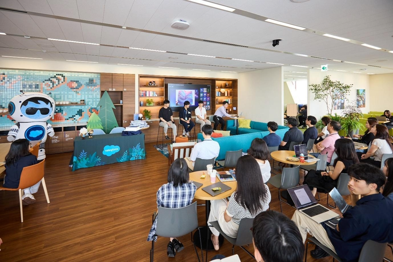 북토크 현장을 넓게 촬영한 이미지