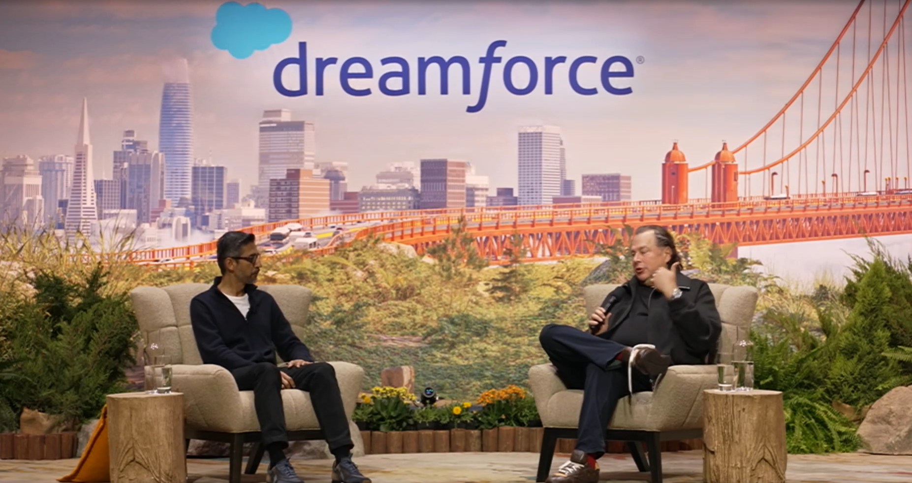 세일즈포스 마크 베니오프 CEO와 Google CEO Sundar Pichai의 대화 모습