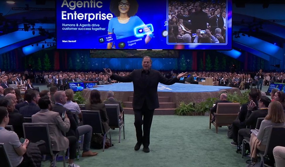 드림포스 메인 키노트에 인사하는 세일즈포스 ceo 마크 베니오프 이미지