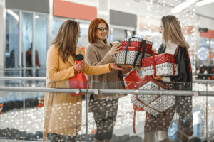 쇼핑하는 여성들 [Getty | fotostorm]