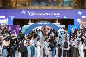 Agentforce World Tour Korea 2026 행사장 내 에이전틱 오피스(Agentic Office) 체험 부스 전경. 세일즈포스 AI 에이전트를 직접 경험하기 위해 수많은 참가자들이 줄을 서서 대기하고 있는 활기찬 현장 모습.