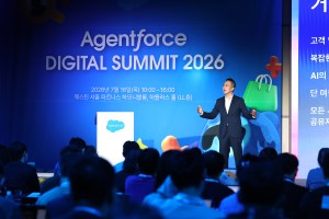 Agentforce DIGITAL SUMMIT 2026 행사 무대 위에서 양손을 벌려 열정적으로 발표하는 남성 연사와 이를 경청하는 청중들의 뒷모습