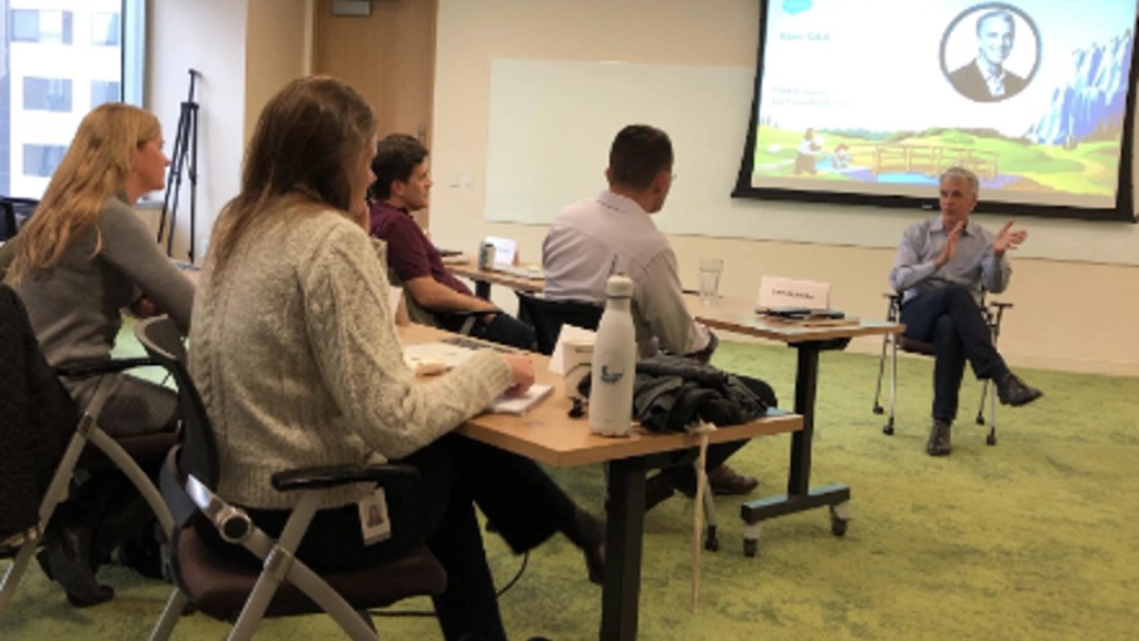 empleados de Salesforce LATAM atienden una presentación