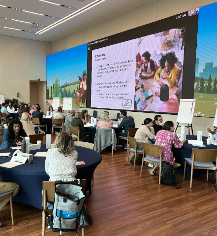 empleados de Salesforce LATAM sentados frente a una pantalla, mientras se realiza una presentación