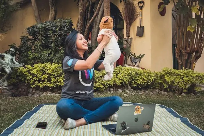 Noemi alzando a su bebe