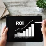Pantalla de tablet con la palabra “ROI” escrita