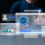 Un analista utiliza una computadora y un panel de control para el análisis de datos empresariales y un Sistema de Gestión de Datos c