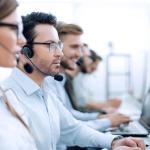 Empleados de centro de llamadas en el lugar de trabajo.