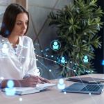 mujer con computadora