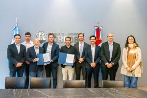 De izquierda a derecha: Walter Fabián Caudana, subsecretario de Innovación de la Gestión del Gobierno de la Provincia de Córdoba; Martín Gigena, subsecretario de Coordinación Educativa del Ministerio de Educación de la Provincia de Córdoba; Alejandro Anderlic, director de Asuntos Gubernamentales y Externos para América Latina de Salesforce; Rodrigo Pérez, secretario de Innovación e Infraestructura de la Gestión del Gobierno de la Provincia de Córdoba; Marcos Torres, ministro de Desarrollo Social y Promoción del Empleo de la Provincia de Córdoba: Drew Dilts, Agregado Económico para Temas Digitales, del Departamento de Estado (Embajada de los Estados Unidos en Argentina); Marcelo Guajardo, gerente de Asuntos Gubernamentales y Políticas Públicas para el Cono Sur de Salesforce; Martín Fernandez, Líder de Sector Público para Argentina de Salesforce; y Jesica Libsfrant, coordinadora equipo técnico de la Dirección de Capacitación y Formación Profesional - Ministerio de Desarrollo Social y Promoción del Empleo